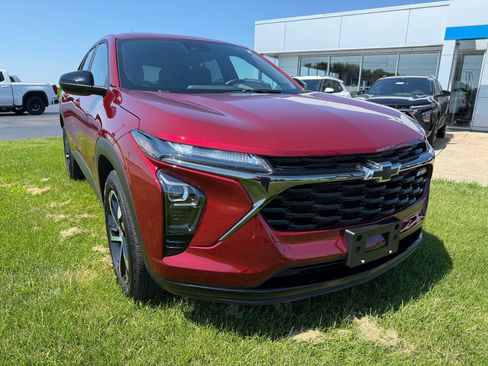 Used 2025 Chevrolet Trax RS w/ Sunroof Package FWD image 1