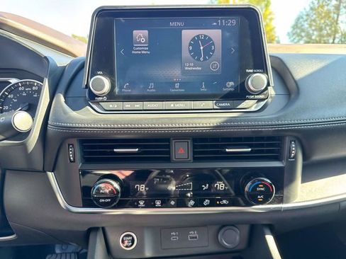 Used 2023 Nissan Rogue SV image 29