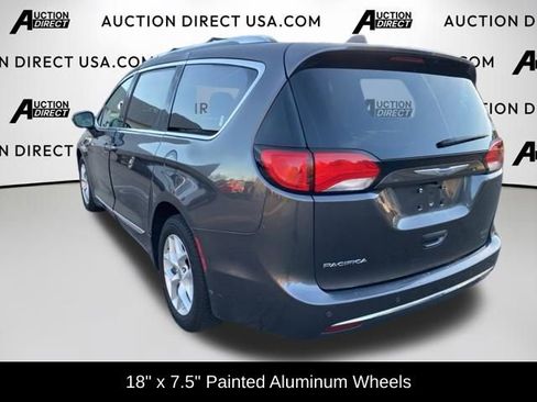Used 2018 Chrysler Pacifica Touring-L Plus w/ Tire & Wheel Group image 9