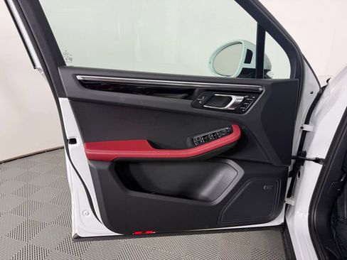 Certified 2026 Porsche Macan AWD/4WD image 19