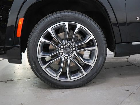 Used 2023 Jeep Grand Wagoneer Series III AWD/4WD image 29