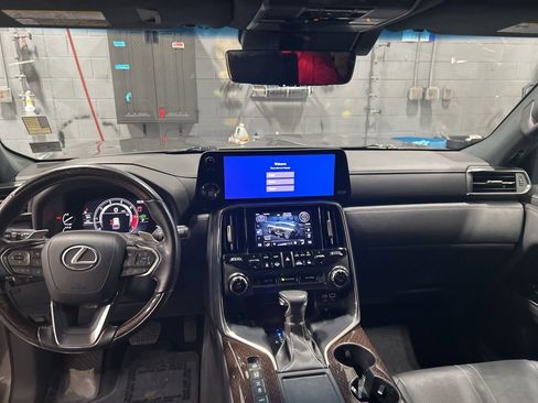 Used 2023 Lexus LX 600 4WD w/ Ultra Luxury Package image 16