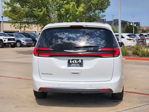 Used 2024 Chrysler Pacifica Touring-L FWD image 13