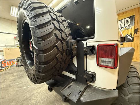 Used 2012 Jeep Wrangler Unlimited Sahara w/ Connectivity Group AWD/4WD image 8