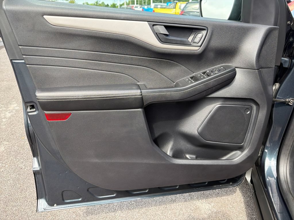 Used 2022 Ford Escape SE w/ Convenience Package FWD image 11
