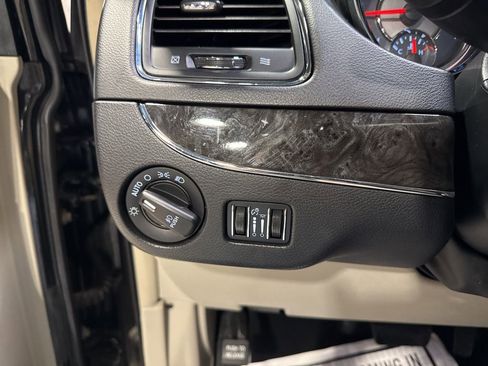 Used 2015 Chrysler Town & Country Touring FWD image 16