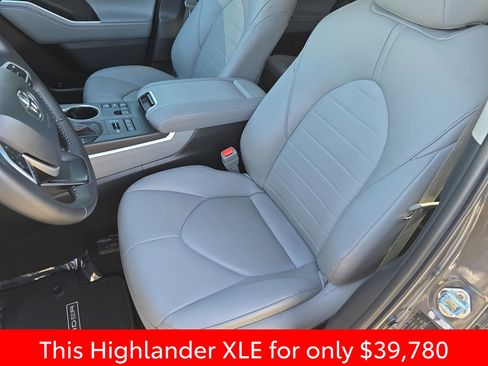 Used 2024 Toyota Highlander XLE AWD/4WD image 23