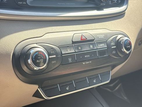 Used 2017 Kia Sorento LX w/ LX Convenience Package image 18