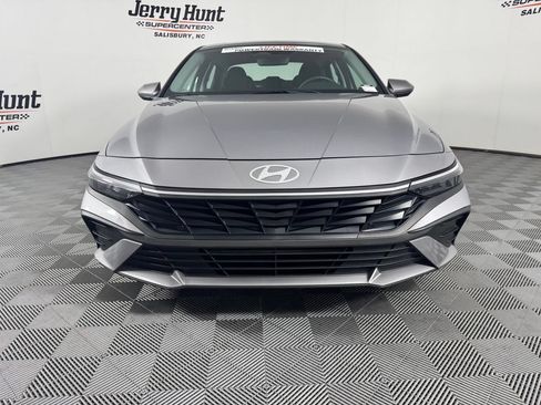 Used 2025 Hyundai Elantra SE FWD image 4