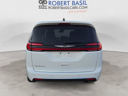 Used 2024 Chrysler Pacifica Touring-L image 4