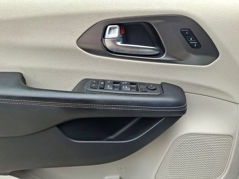 Used 2023 Chrysler Pacifica Touring-L AWD/4WD image 13