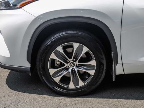 Used 2022 Toyota Highlander XLE AWD/4WD image 12