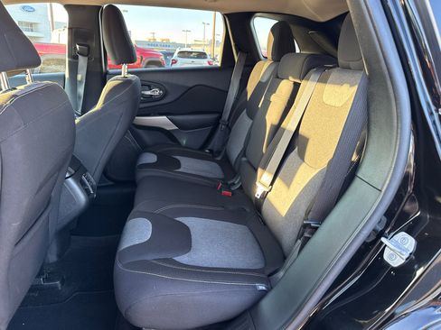 Used 2018 Jeep Cherokee Latitude w/ Altitude Package image 6