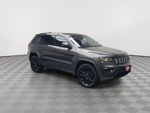 Used 2018 Jeep Grand Cherokee Altitude image 32