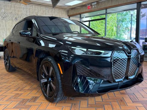 Used 2023 BMW iX xDrive50 w/ Sport Package AWD/4WD image 10