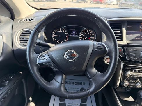 Used 2018 Nissan Pathfinder SV image 14