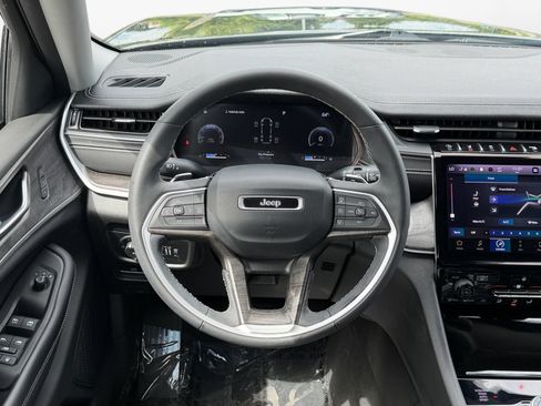 Used 2023 Jeep Grand Cherokee L Limited w/ Luxury Tech Group II AWD/4WD image 14