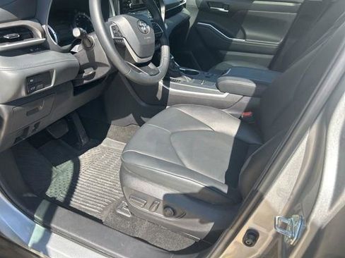 Used 2025 Toyota Highlander XLE image 28