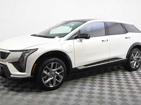 Certified 2025 Cadillac Optiq Luxury 2 w/ LPO, Floor Liner Package AWD/4WD image 2