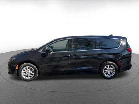 Used 2024 Chrysler Voyager LX image 9