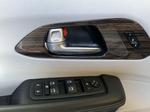 Used 2023 Chrysler Pacifica Limited image 23