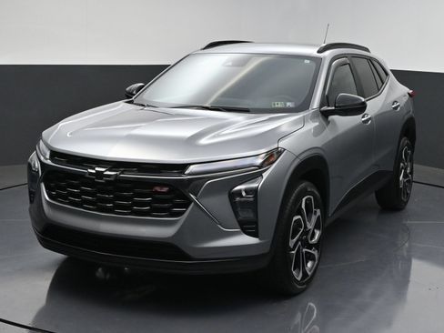 Used 2025 Chevrolet Trax RS w/ Driver Confidence Package FWD image 3