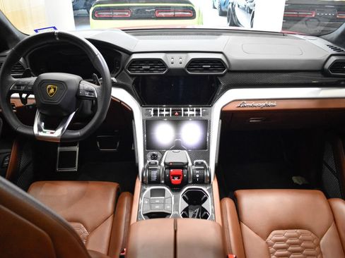 Used 2022 Lamborghini Urus AWD/4WD image 23
