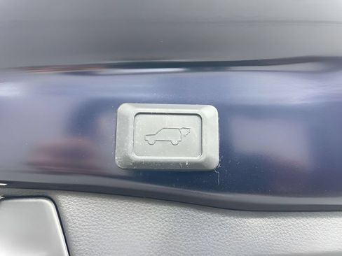 Used 2022 Toyota RAV4 XLE w/ Convenience Package AWD/4WD image 17