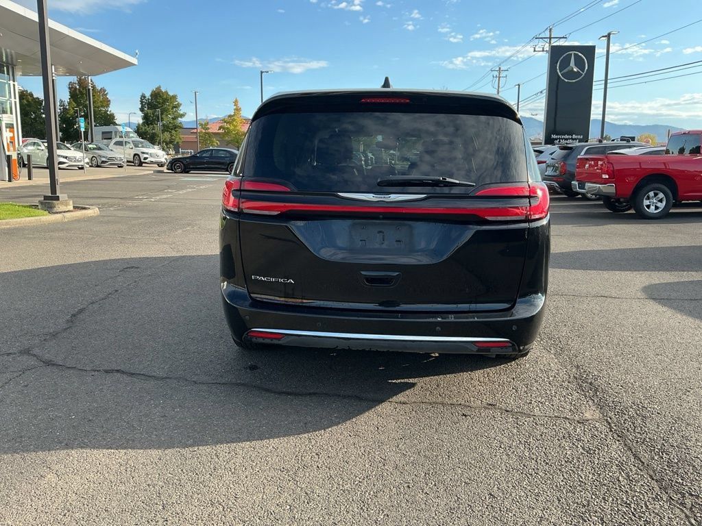 Used 2024 Chrysler Pacifica Touring-L FWD image 5