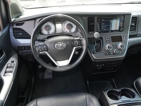 Used 2020 Toyota Sienna SE Premium w/ Nightshade Edition FWD image 19
