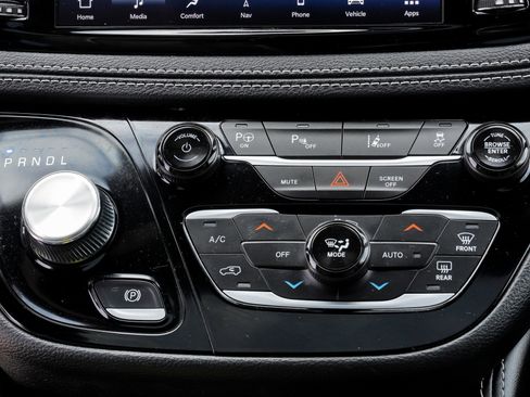 Used 2023 Chrysler Pacifica Limited w/ Uconnect Theater Family Group FWD image 39
