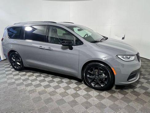 Certified 2025 Chrysler Pacifica Limited FWD image 10