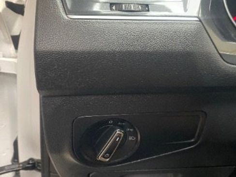 Used 2018 Volkswagen Tiguan SE image 17