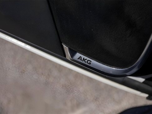 Used 2023 Cadillac Escalade Luxury w/ LPO, Illumination Package image 23