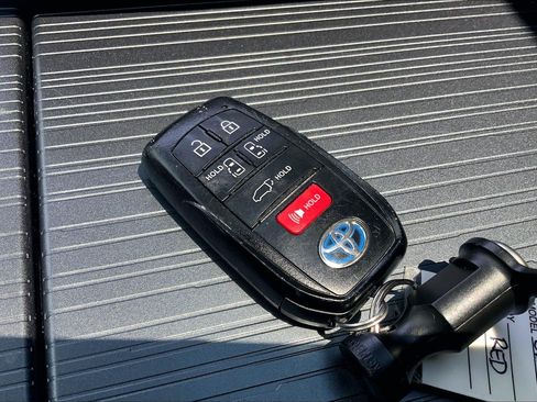 Used 2025 Toyota Sienna XLE FWD image 14