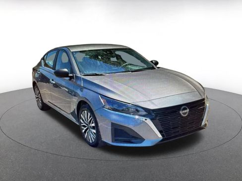 Used 2025 Nissan Altima 2.5 SV FWD image 2