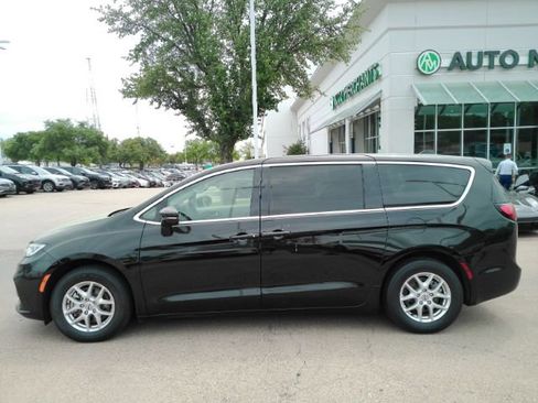 Used 2024 Chrysler Pacifica Touring-L FWD image 12