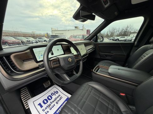 Used 2025 Rivian R1S Premium image 8