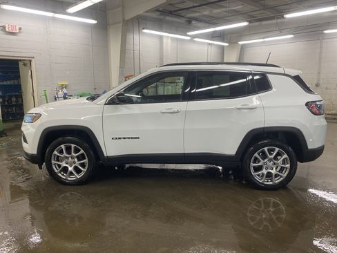 Used 2022 Jeep Compass Latitude w/ Sun and Sound Group image 8