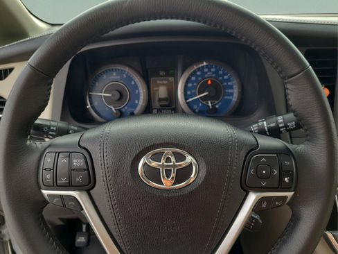 Certified 2018 Toyota Sienna XLE image 24
