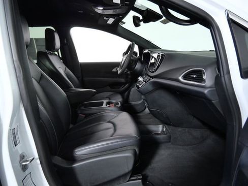Used 2025 Chrysler Pacifica Select FWD image 10