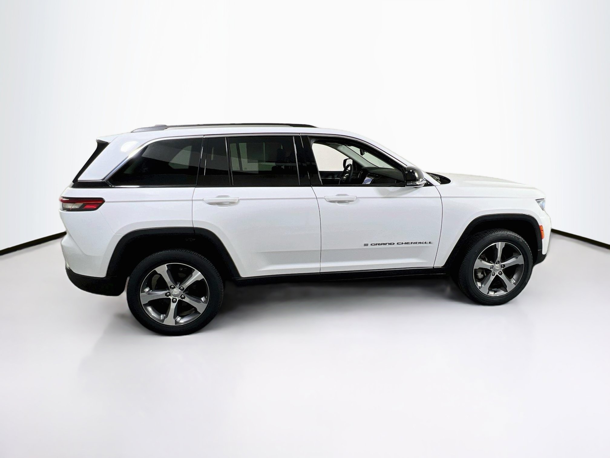 Used 2023 Jeep Grand Cherokee Limited AWD/4WD image 4