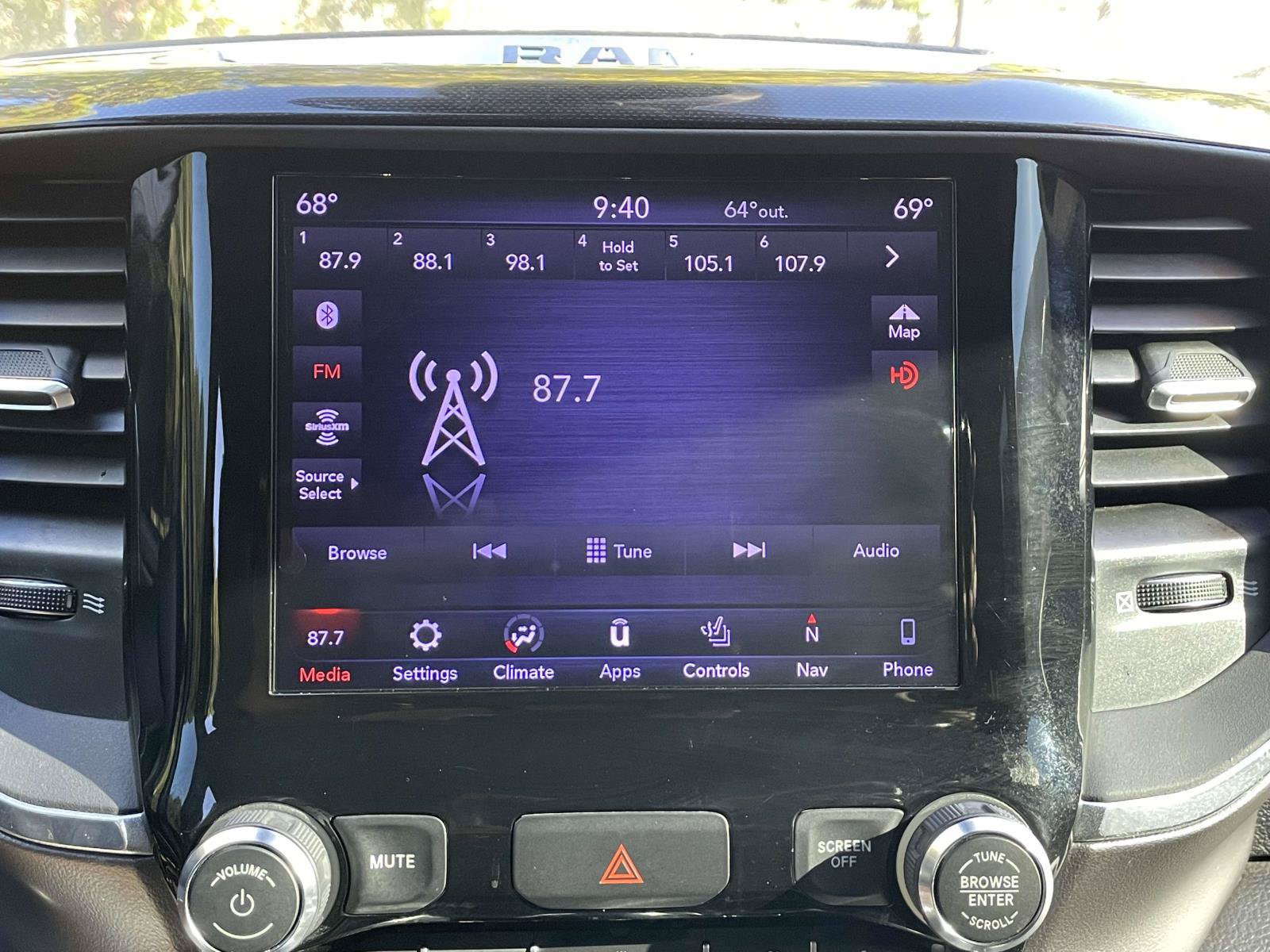 Used 2020 RAM 1500 Laramie w/ Sport Appearance Package AWD/4WD image 28