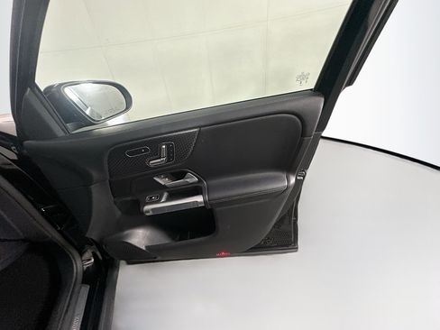 Used 2025 Mercedes-Benz GLB 250 4MATIC image 32