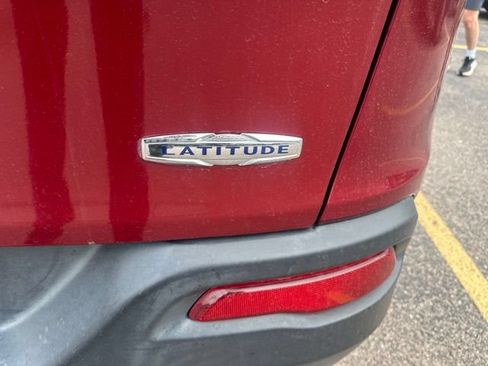 Used 2015 Jeep Cherokee Latitude w/ Cold Weather Group AWD/4WD image 7