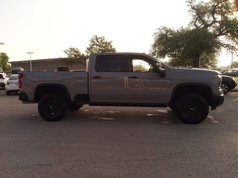 Used 2025 Chevrolet Silverado 2500 ZR2 w/ Technology Package image 4