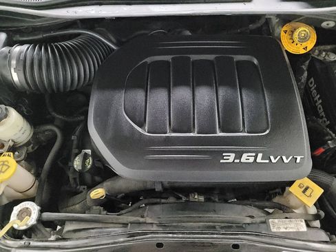 Used 2016 Chrysler Town & Country Touring FWD image 30