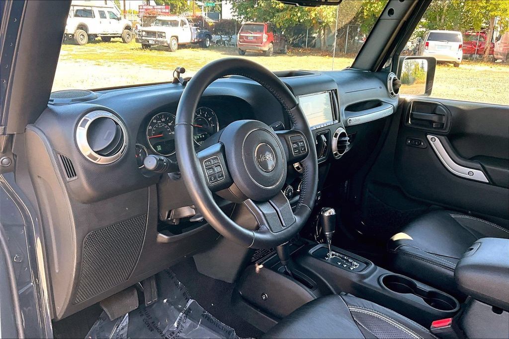Used 2017 Jeep Wrangler Unlimited Sahara w/ Connectivity Group AWD/4WD image 18