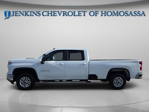 Used 2025 Chevrolet Silverado 2500 LT w/ Convenience Package AWD/4WD image 4