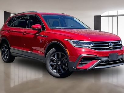 Used 2024 Volkswagen Tiguan SE w/ Panoramic Sunroof Package